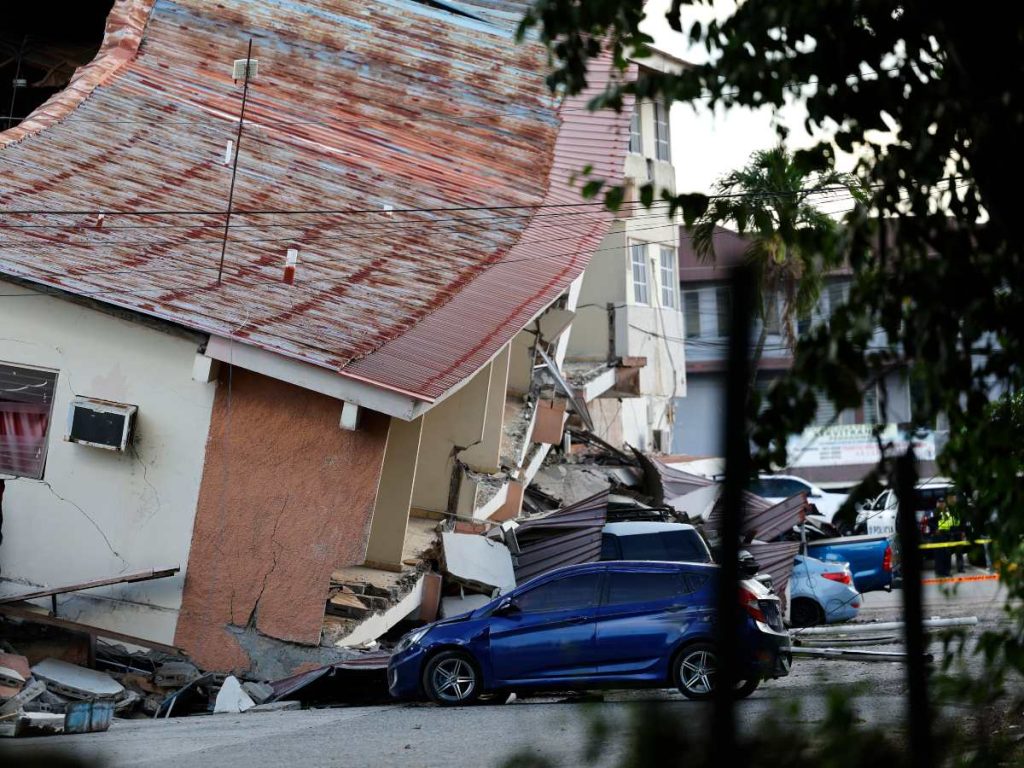 Fotografía que muestra una edificación afectada por el terremoto de magnitud 7,7 que sacudió el sureste de Panamá, con una profundidad de 10 kilómetros y generó daños en varios edificios y carreteras cercanas a la localidad de Tonosí, epicentro del temblor, en Penonomé (Panamá). EFE