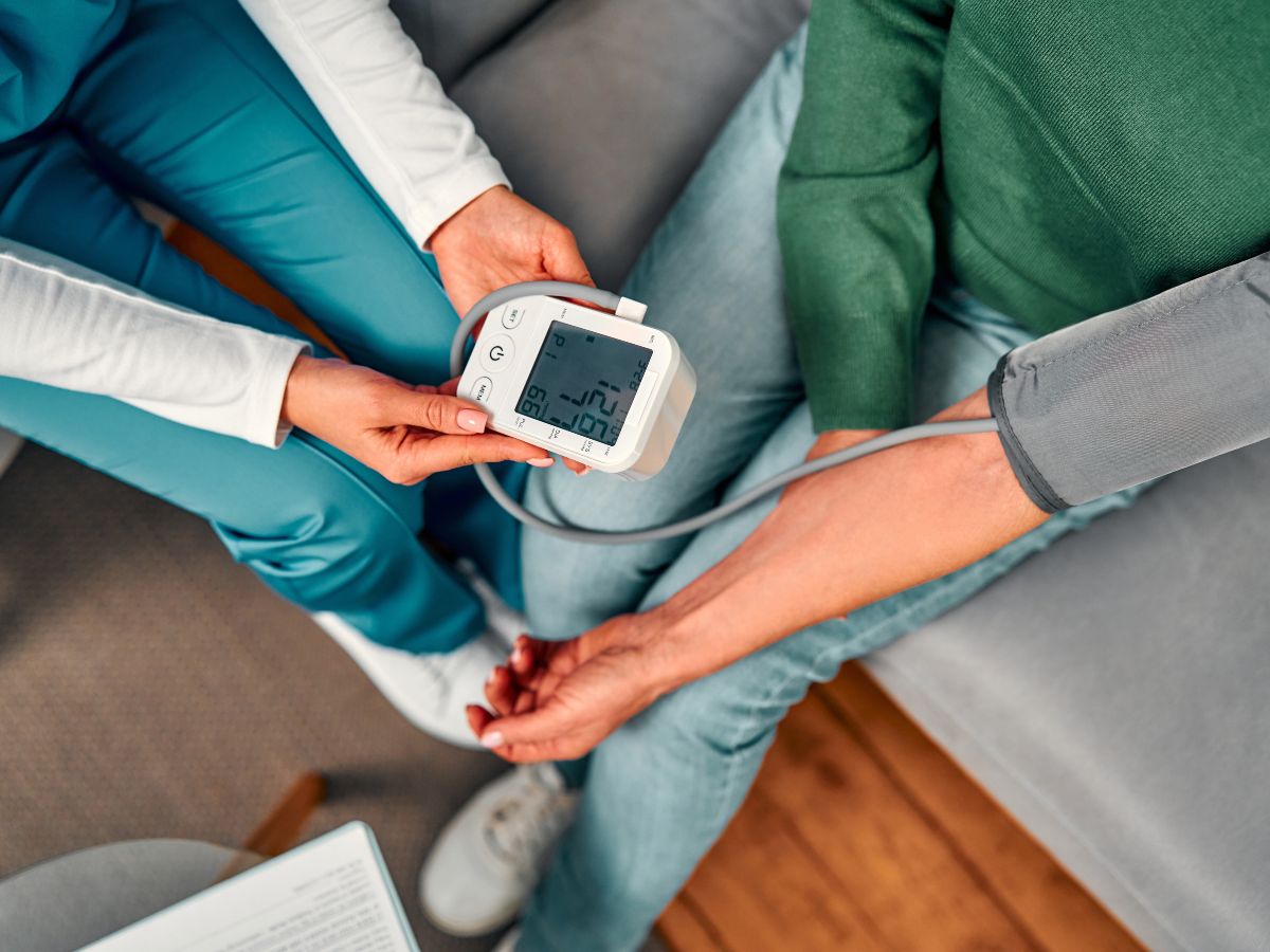 Controlar la presión arterial con regularidad ayuda a comprobar si los cambios en el estilo de vida están funcionando.