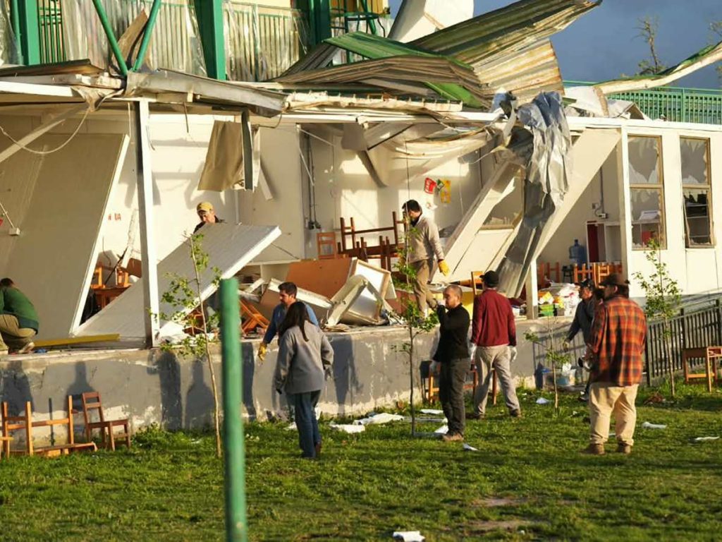 Residentes se encuentran cerca de una casa dañada por un tornado en Requinoa, Región de O'Higgins, Chile, el 26 de octubre de 2026.