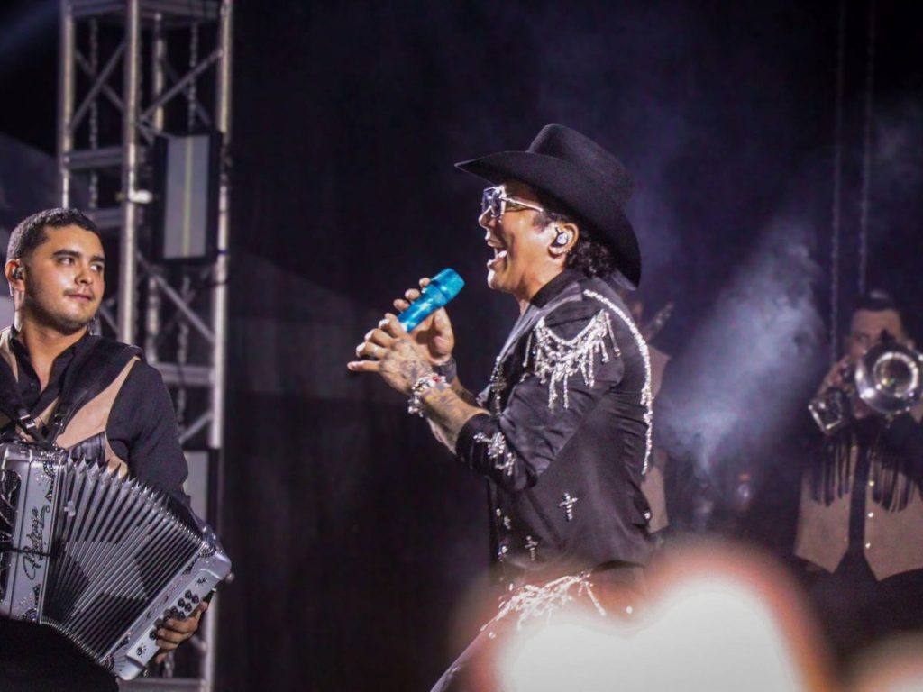 Edwin Luna puso a cantar al público con los éxitos de La Trakalosa de Monterrey durante una noche festiva en Soyapango.