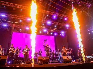 Edwin Luna y La Trakalosa de Monterrey ofrecieron un espectáculo lleno de música, luces y energía durante las fiestas de Soyapango.
