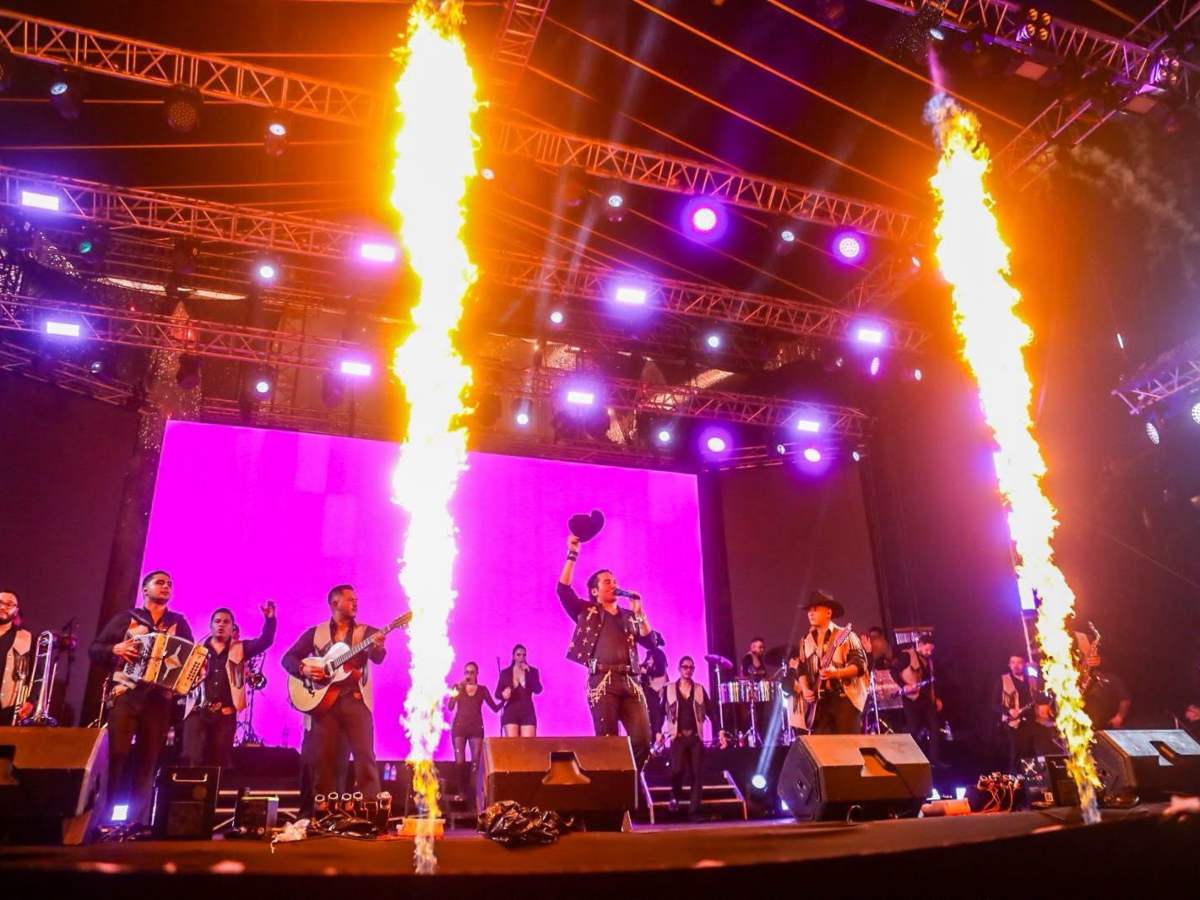Edwin Luna y La Trakalosa de Monterrey ofrecieron un espectáculo lleno de música, luces y energía durante las fiestas de Soyapango.
