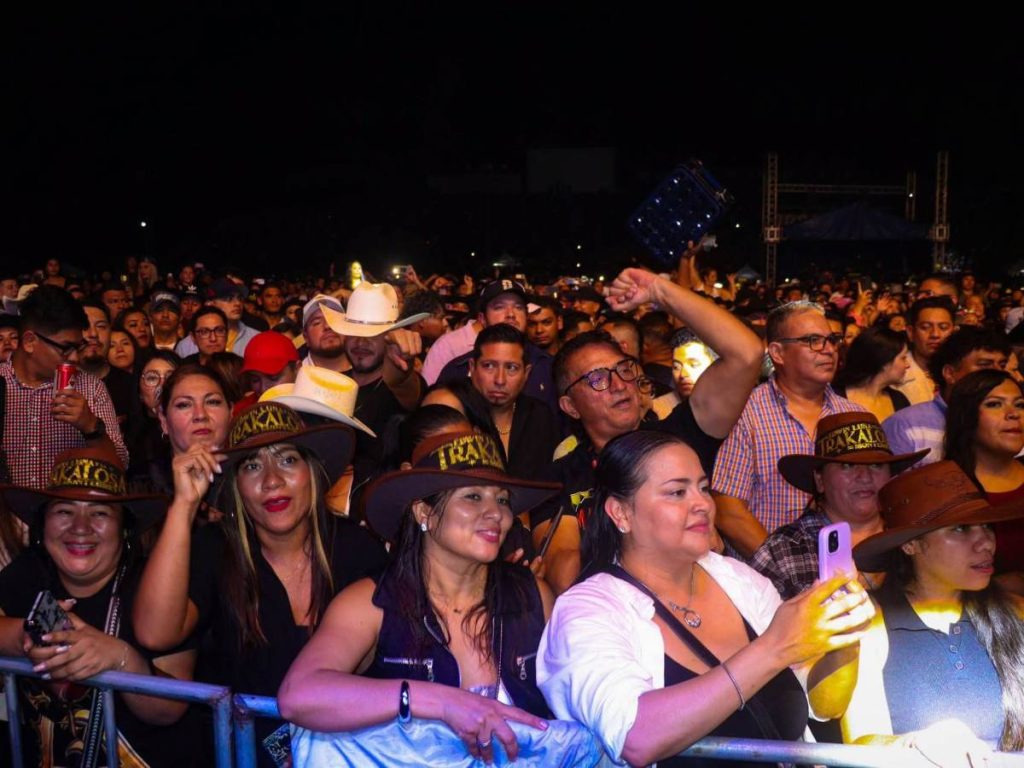 1. Cientos de asistentes disfrutaron y corearon las canciones de La Trakalosa de Monterrey en el arranque de las fiestas patronales.