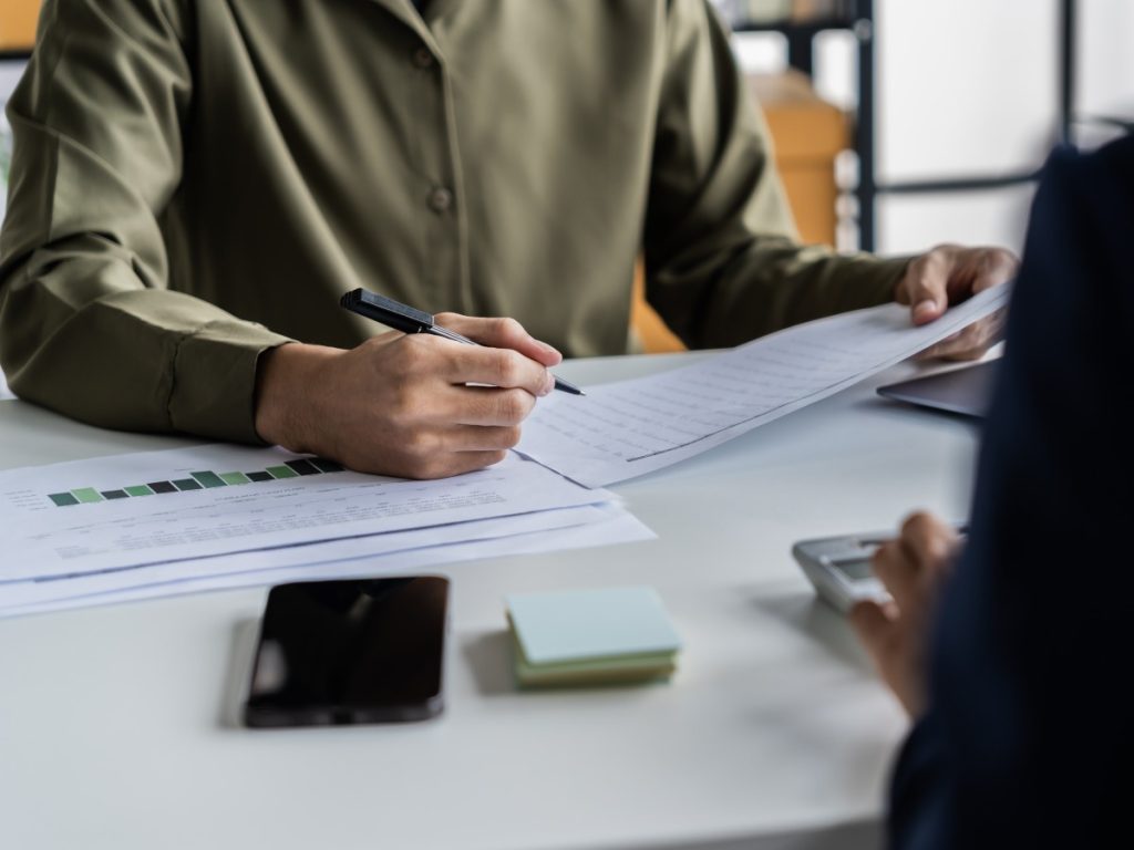 Los beneficiarios afectados pueden elegir entre una cuenta bancaria en El Salvador o una cuenta en Estados Unidos para continuar recibiendo sus pagos.