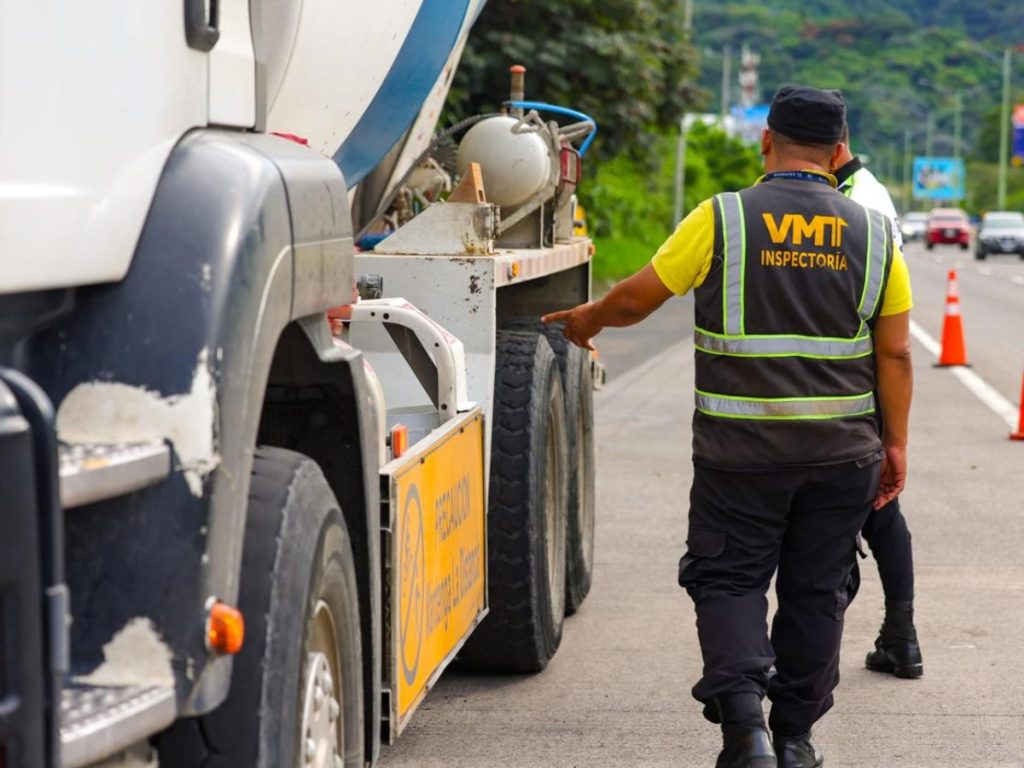 Las citas para revisión técnica pueden programarse a través de rtv.vmt.gob.sv. Foto / VMT