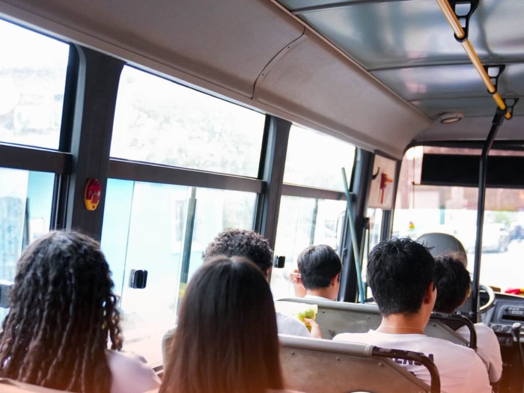 La alcaldía de La Libertad Oeste habilitó un servicio nocturno gratuito para personas que se queden sin transporte colectivo al finalizar las rutas regulares.