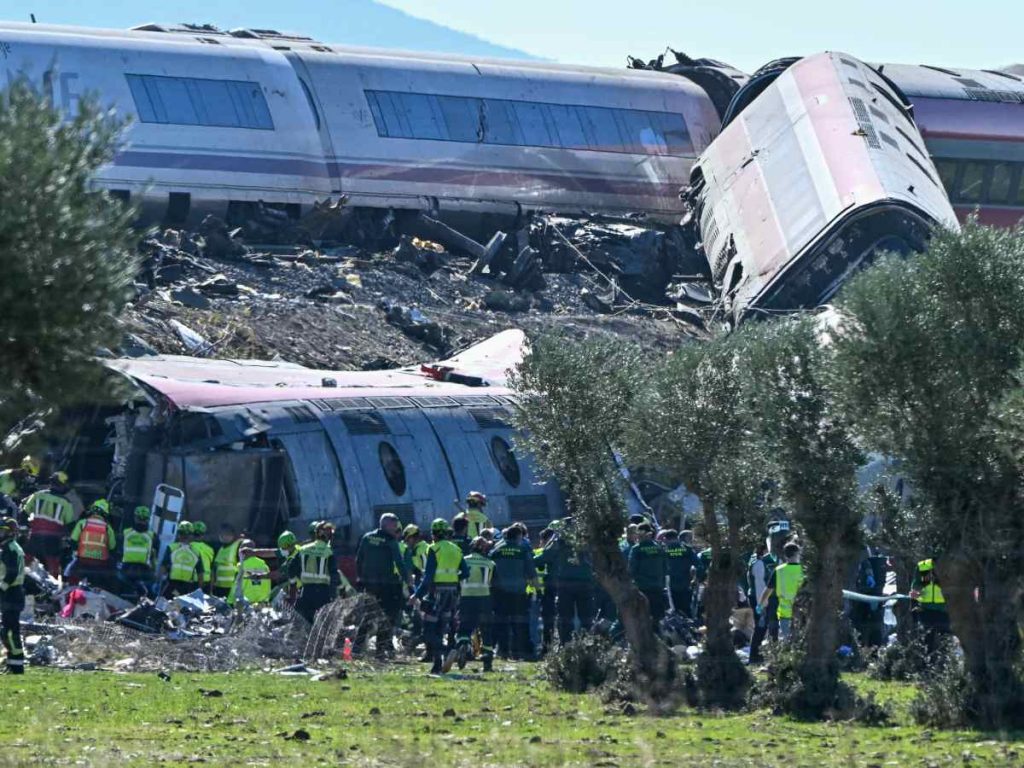 Los servicios de emergencia trabajan en Toledo tras el choque entre dos trenes de alta velocidad que dejó al menos 30 muertos.
