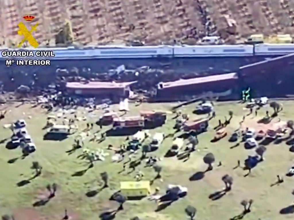 Una vista aérea muestra la magnitud del choque entre dos trenes de alta velocidad en Toledo, que dejó al menos 30 muertos.