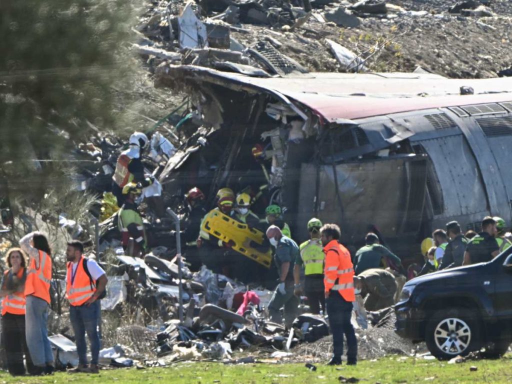 Los servicios de emergencia trabajan tras el choque de dos trenes de alta velocidad en Toledo, que dejó al menos 64 fallecidos. AFP/Javier Soriano
