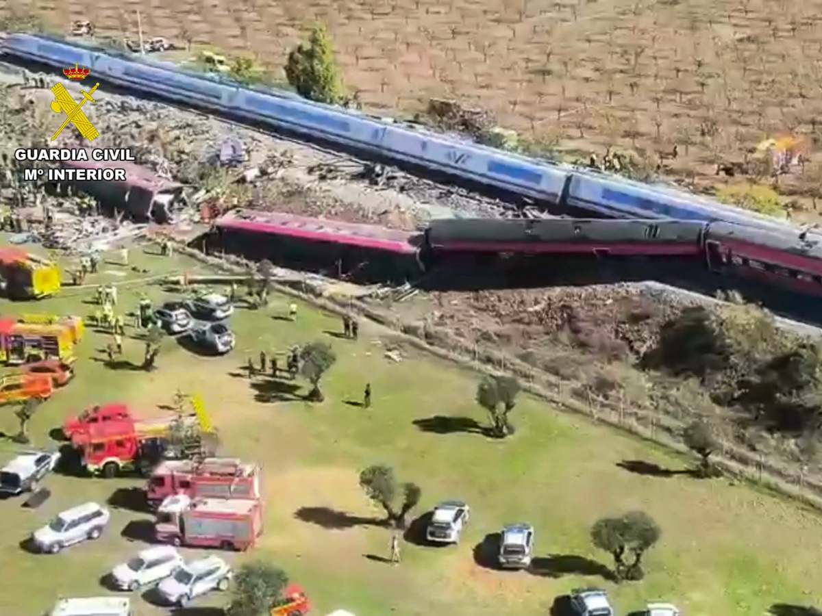 Una vista aérea muestra la magnitud del choque entre dos trenes de alta velocidad en Toledo, que dejó al menos 64 muertos. AFP/Guardia Civil