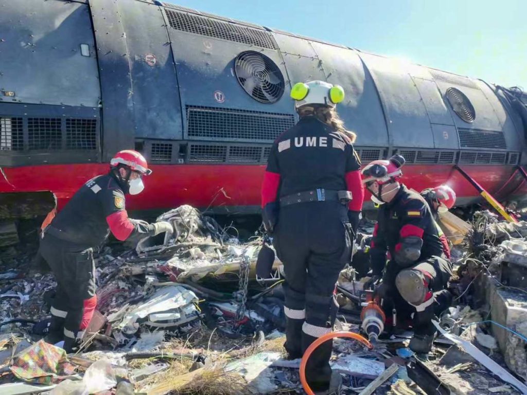 Personal de la UME participa en las labores de rescate tras el choque de trenes en Toledo, que dejó al menos 64 muertos. AFP/UME