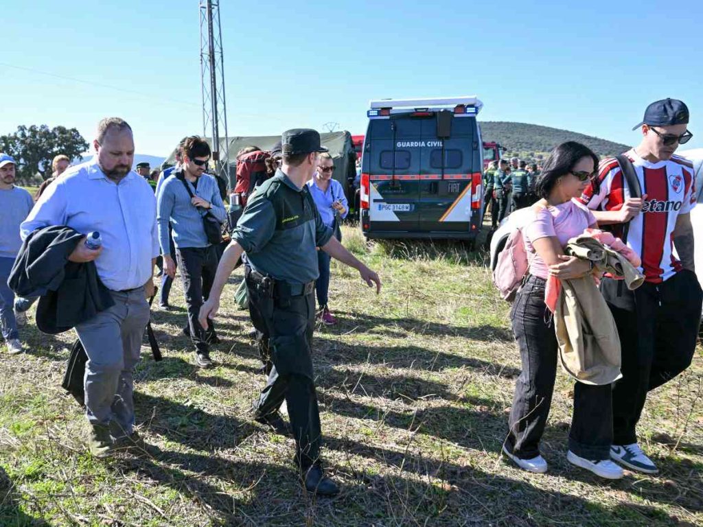 Pasajeros abandonan la zona del accidente ferroviario en Toledo, donde la cifra de fallecidos ascendió a al menos 64.