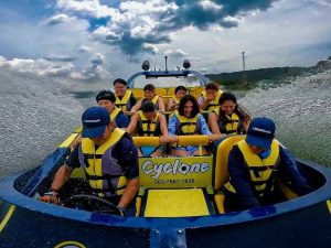 Lancha rápida Cyclone conocida como la montaña rusa del lago en el Lago de Ilopango El Salvador