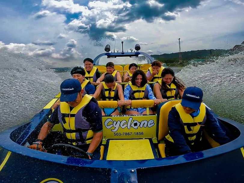 Lancha rápida Cyclone conocida como la montaña rusa del lago en el Lago de Ilopango El Salvador