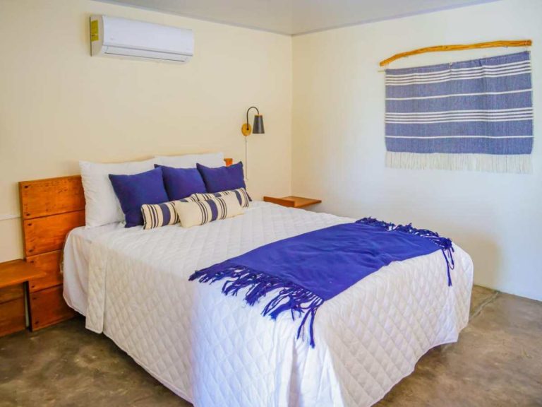 . Costa del Sol ofrece cabañas frente al mar desde $75 de lunes a jueves, una alternativa para quienes prefieren hospedarse junto a la playa.