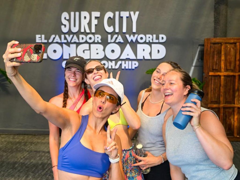 El turismo en El Salvador suma experiencias de bienestar y recreación, como clases de pilates dentro de la agenda de Surf City.