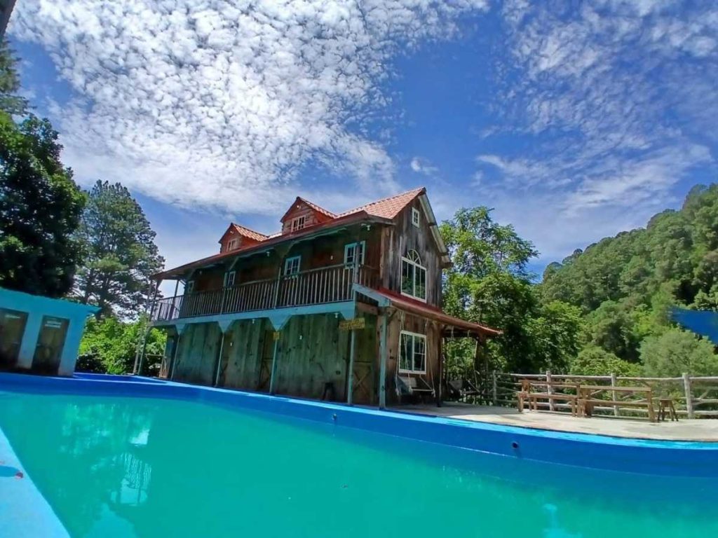 Las cabañas permiten extender la visita y disfrutar con más calma de una escapada entre bosque, agua y tranquilidad.
