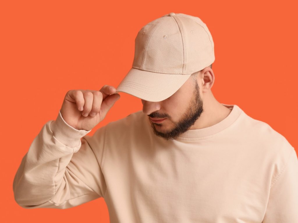 Usar gorras o cascos no provoca alopecia androgenética, aunque un uso inadecuado puede generar fricción, humedad o problemas de higiene.
