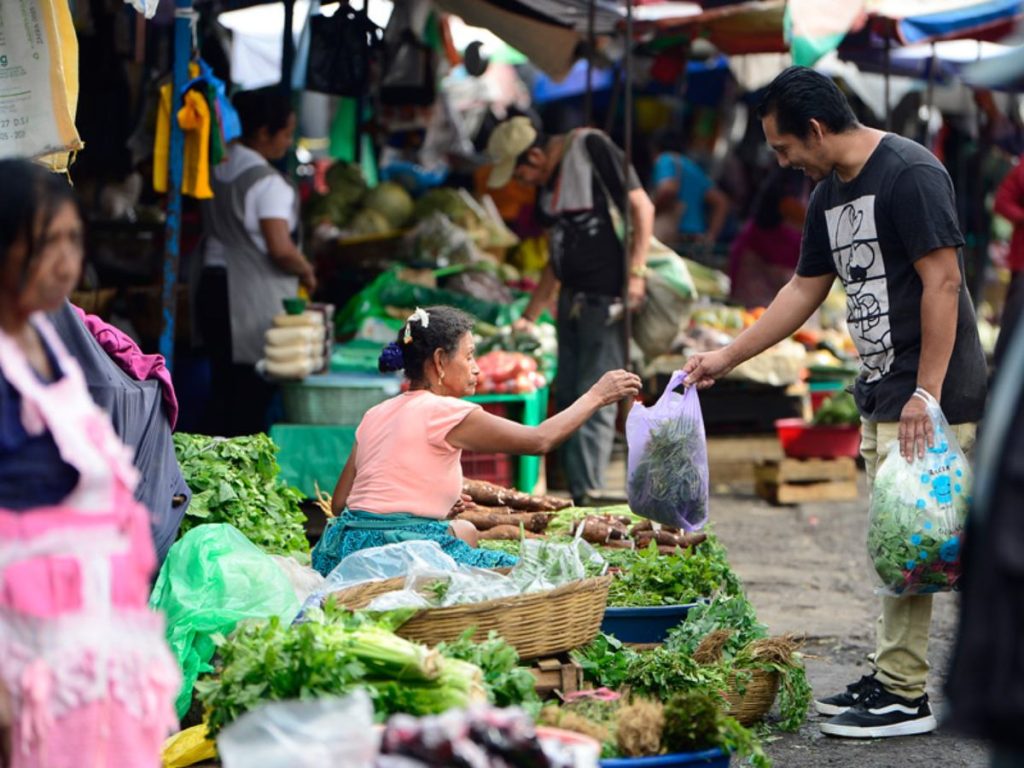El 71.2 % de la población salvadoreña ha reducido sus gastos durante 2026 debido al aumento de precios, según un estudio del Instituto de Investigaciones Económicas de la Universidad de El Salvador.