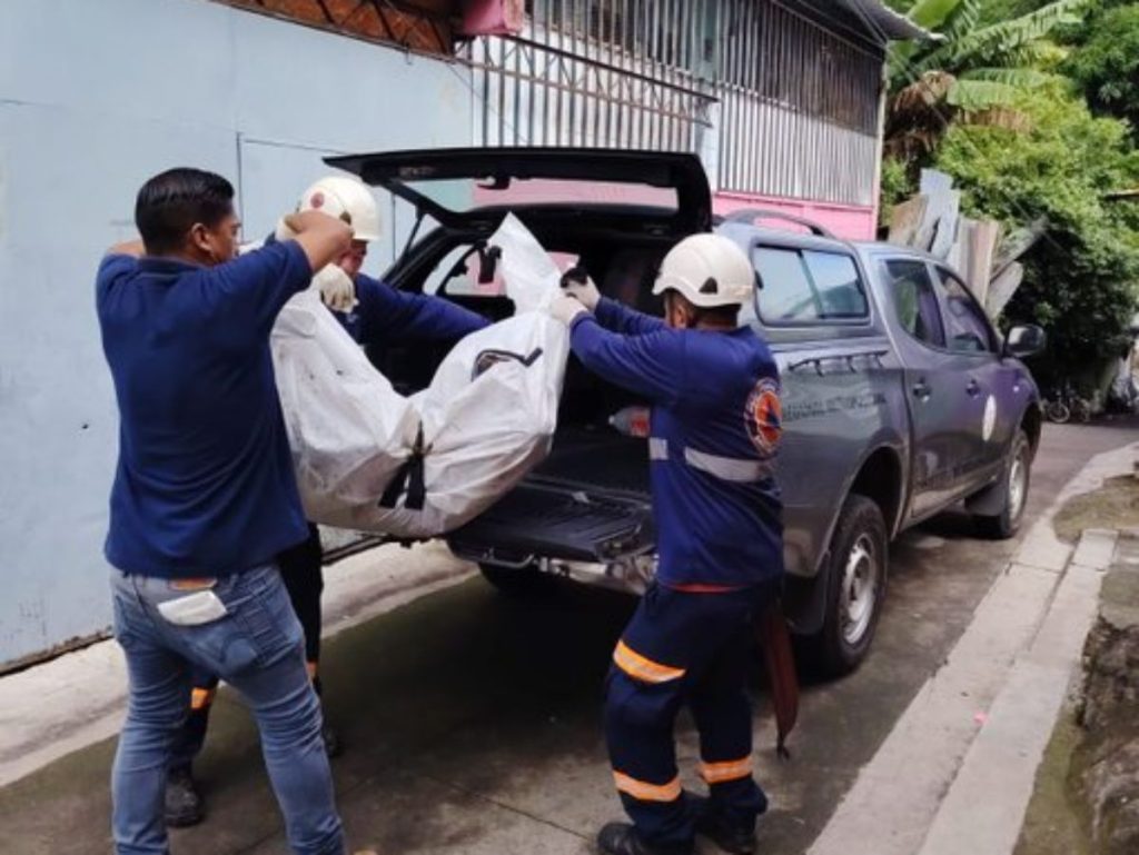 Una persona de la tercera edad falleció durante un incendio ocurrido en la madrugada de este domingo en dos viviendas del pasaje Papini, comunidad Gerardo Barrios, en San Salvador.