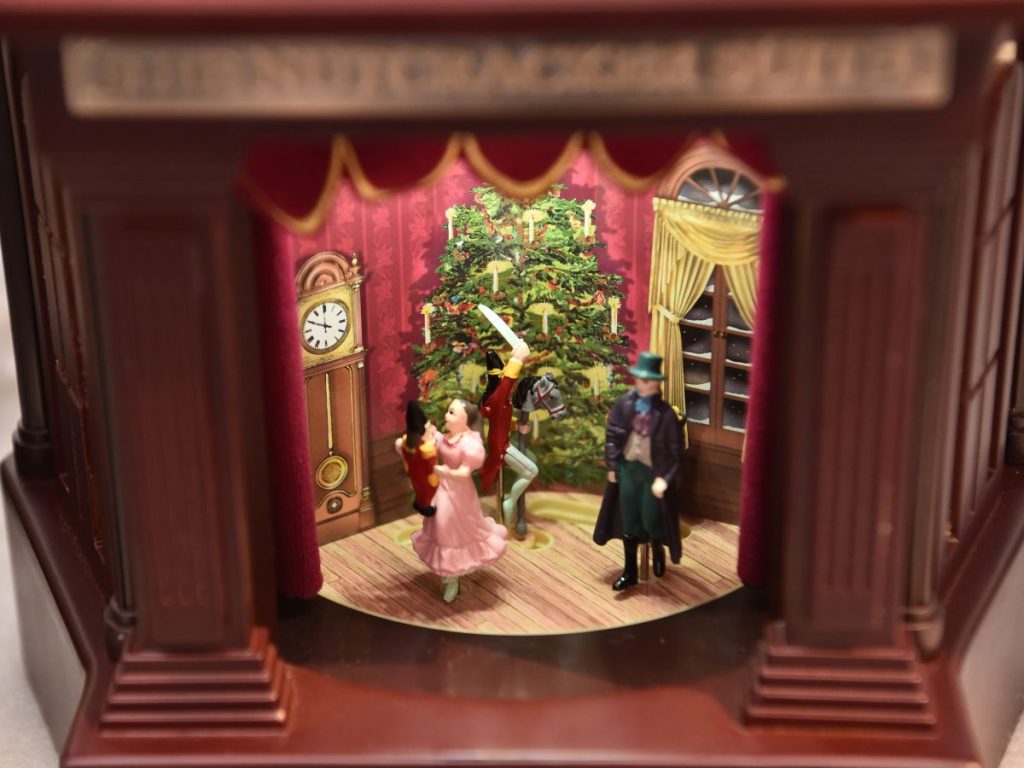 Las villas navideñas también pueden convertirse en pequeñas escenas teatrales que despiertan la imaginación y suman un toque inesperado al hogar.