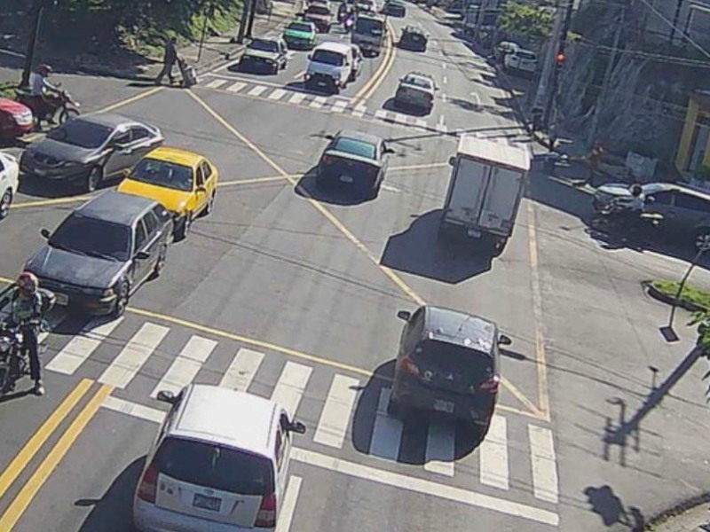 Pasarse un semáforo en rojo es una de las infracciones que el VMT está sancionando mediante dispositivos electrónicos.