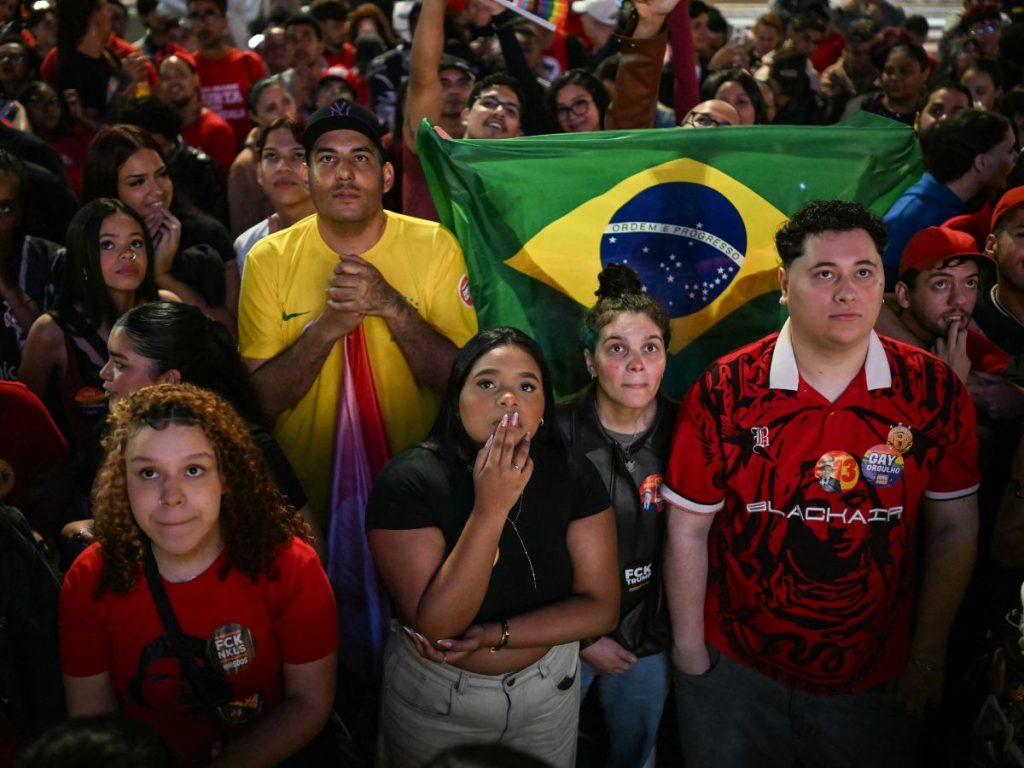 Los partidarios del presidente y candidato presidencial de Brasil, Luiz Inácio Lula da Silva, reaccionan tras los primeros resultados de las elecciones presidenciales en São Paulo, Brasil, el 4 de octubre de 2026.