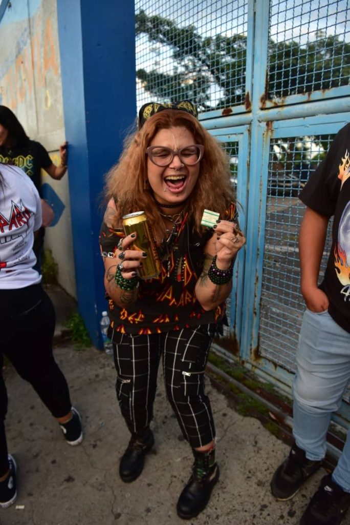 Zarca Metalera lució un atuendo acorde con su pasión por el hard rock durante el concierto de Def Leppard en El Salvador.
